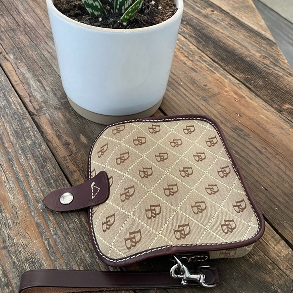 Dooney and Bourke wristlet - Picture 3 of 8